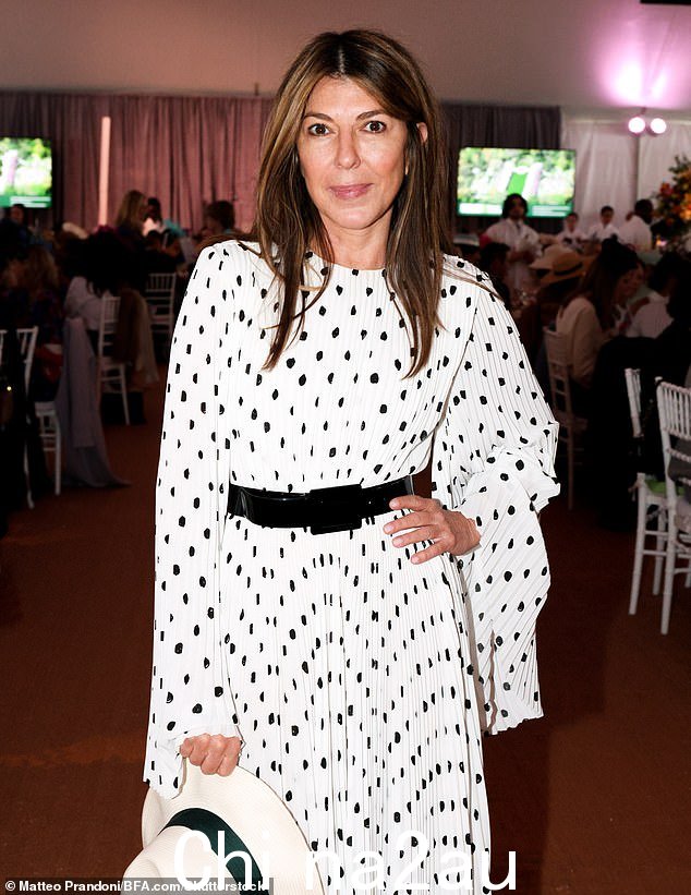哎呀! Project Runway 评委兼 ELLE 主编 Nina Garcia 身穿黑白圆点褶皱连衣裙,大袖,搭配相配的浅顶软呢帽,看起来美极了。 > <p class=