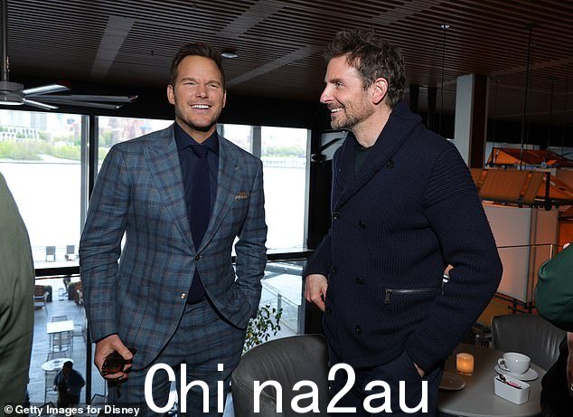 Chris' look: 邋遢的 Pratt - 他留着早期的胡子 - 穿着棕色正装鞋完成了他的造型