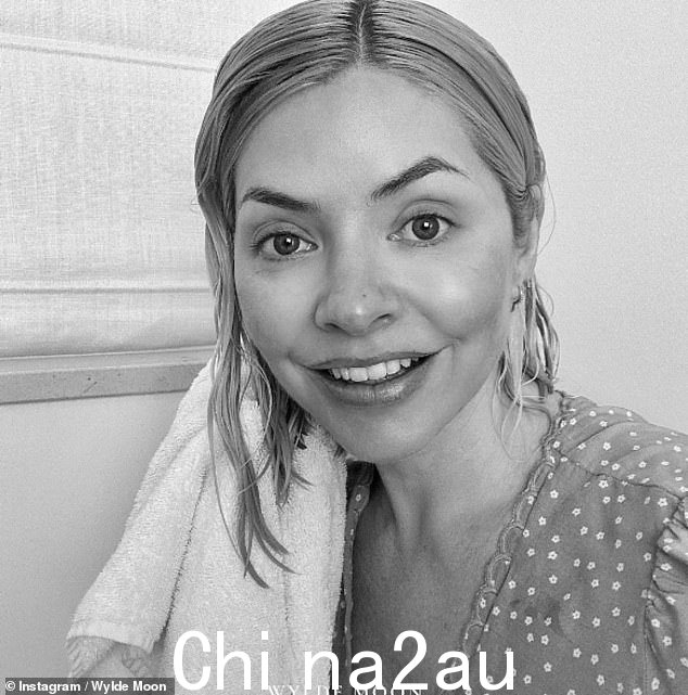 新面孔:42 岁的霍莉·威洛比 (Holly Willoughby) 周三在 Instagram 上发布了一篇完美无瑕的帖子,让粉丝们一睹她清新的肤色