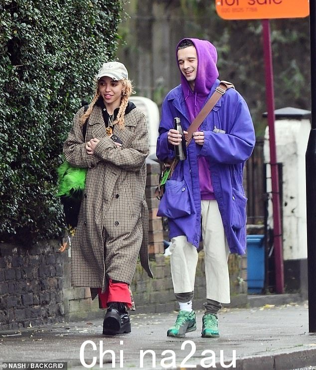 名人恋情:马蒂最近的公开恋情是与歌手兼词曲作者 FKA twigs 的关系,她的真名是 Tahliah Debrett Barnett,去年结束(如图,2020 年)
