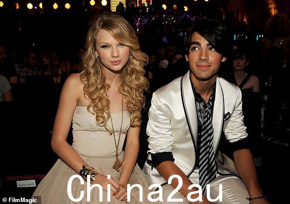 Taylor 在 2008 年歌唱生涯的早期与 Joe 约会,但遗憾的是在一起仅几个月后就分手了