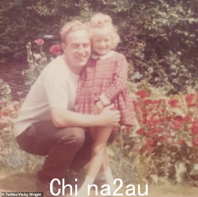 她还上台表演了一场关于她父亲的单人秀,名为'Billy Wright Story'