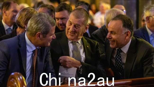 前维多利亚州州长 Steve Bracks 和 Jeff Kennett 在维多利亚州自由党领袖 John Pesutto 旁边合影鲍勃神父。图片:Asanka Ratnayake/Getty Images