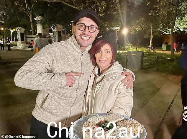 出乎意料:Sharon Osbourne 在周五的加冕庆典前夕在 The Mall 迎接露营者 - 因为明星们已经为这个重要的日子做好了准备