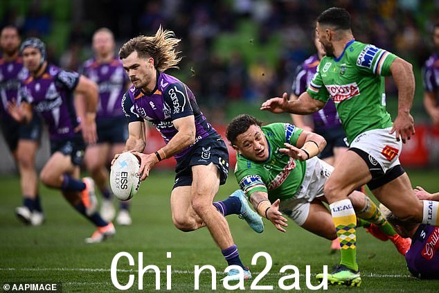 这位 24 岁的球员在对阵突袭者队的比赛中膝盖骨 10 处骨折,NRL Physio 在社交媒体上将其描述为“残酷”