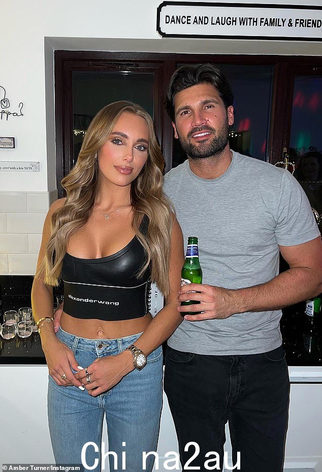 Amber,之前曾在为 ITVBe 系列拍摄的场景中欺骗前男友 Jamie Reed 和 Dan,多次延长她的旅行,让她六年的伴侣陷入困境
