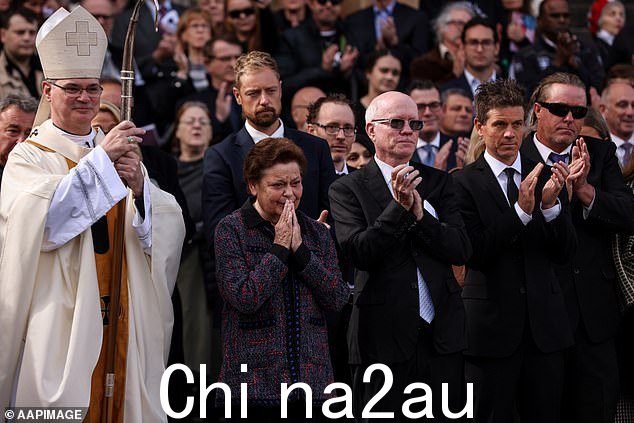 Bob 父亲的家人坚称,他的身体和精神都在恶化一段时间(图为参加葬礼的家人和朋友)