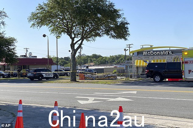 疑似枪手将枪对准了自己,警方证实在佐治亚州莫尔特里的多个地点开枪后有四人死亡