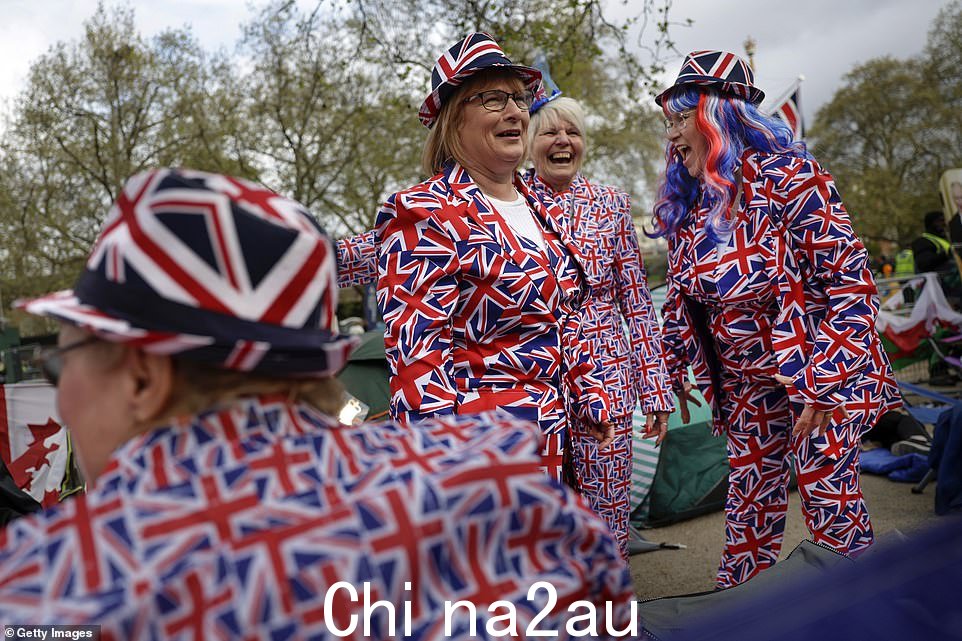 随着加冕礼的准备工作,皇家爱好者们穿着相配的英国国旗西装和帽子