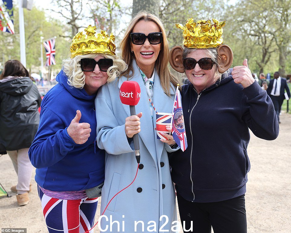 Amanda Holden 在白金汉宫外扎营时扮成查理三世国王和卡米拉王后向公众讲话