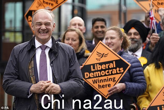 Ed Davey 在访问该镇时欢呼夺取了委员会的控制权,并用一个大时钟进行了一次尴尬的拍照,向 Rishi Sunak 展示他的'时间到了'