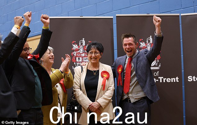 工党的 Joan Hill 也庆祝在特伦特河畔斯托克赢得一个席位,因为工党控制了议会