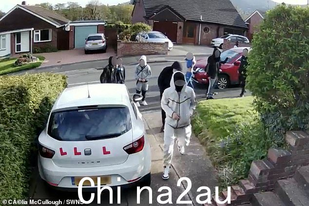 该团伙在 Malvern Link 的一个家庭住宅外游荡。据报道,他们一直在邮箱里小便,并将燃烧的物体推过信箱