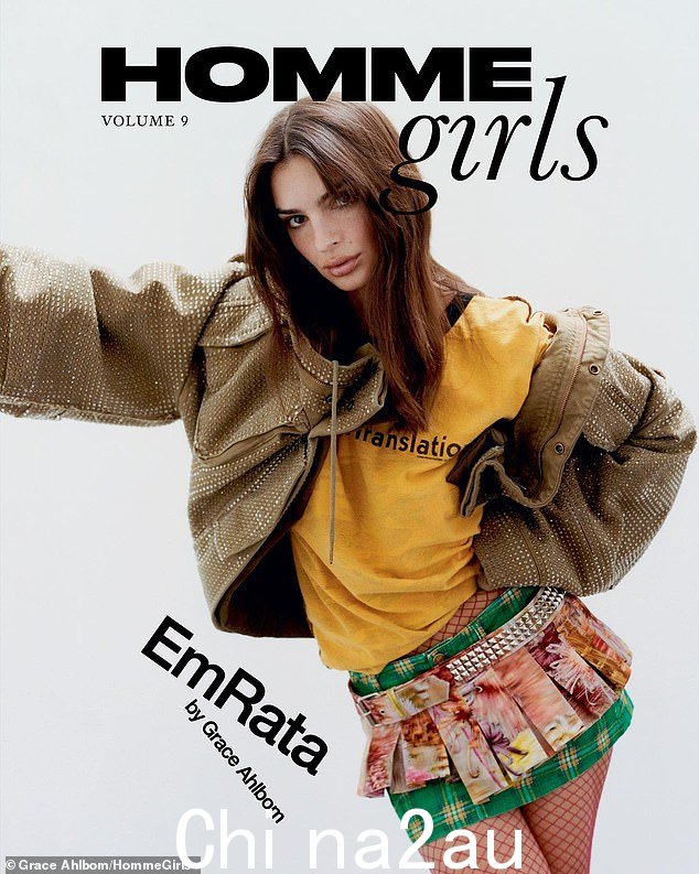 天哪! Emily Ratajkowski 在本周为 Homme Girls 的第 9 卷拍摄的最新照片中裸露上身