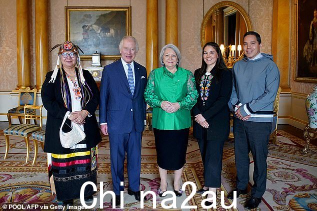 他还向加拿大土着领袖 Roseanne Archibald(左)、Natan Obed(右)和 Cassidy Caron(4L)致意