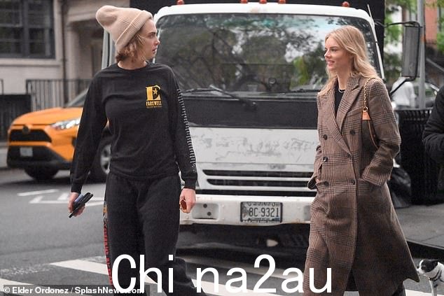 Friends:Cara 看起来与平时迷人的自己非常不同,因为她享受了一些休息时间