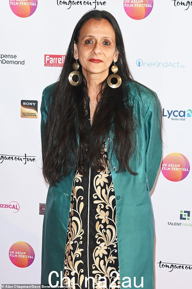 说奶酪:Smita Tharoor 在红地毯上摆姿势