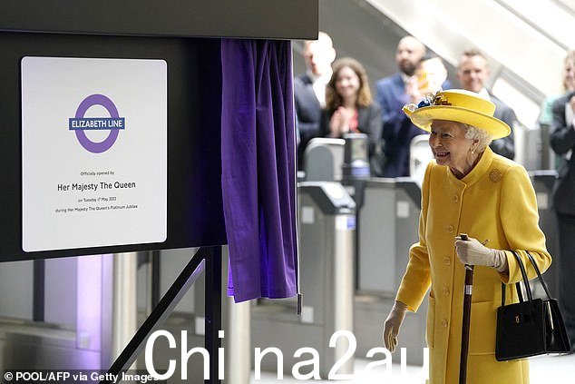 去年五月,女王参观了帕丁顿伊丽莎白线车站,以纪念新铁路在正式向乘客开放之前竣工
