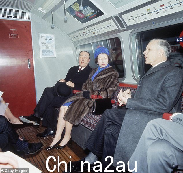 女王也在 1969 年正式开通维多利亚线,以她曾曾祖母维多利亚女王的名字命名