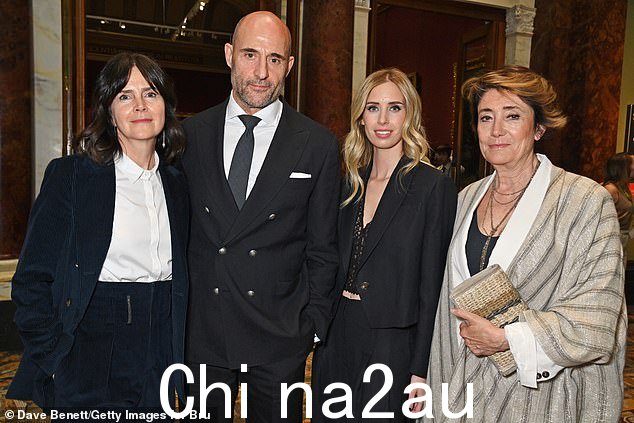 迷人的场合:(从左到右)Liza Marshall、Mark Strong、Carolina Cucinelli 和 Federica Benda