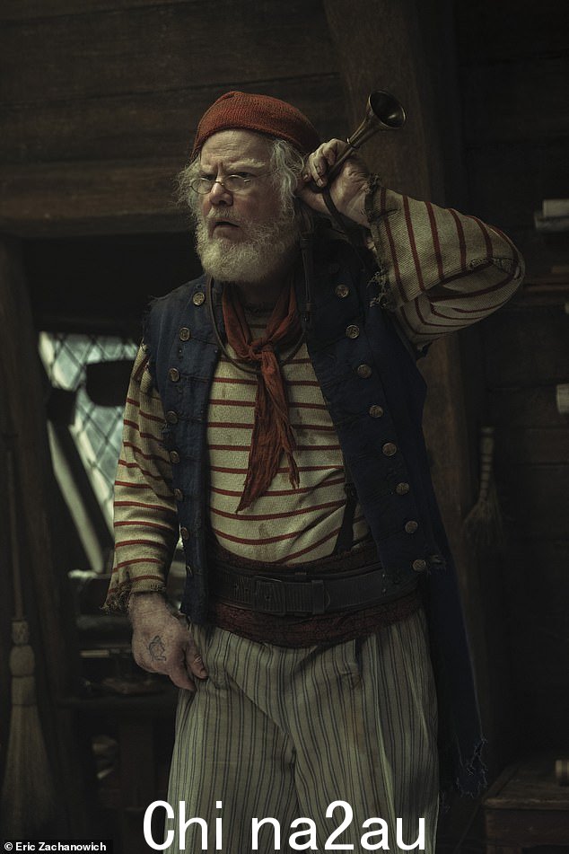 没过多久他们就与 Hook、Smee 先生(吉姆加菲根,如图)和其他卑鄙、愚蠢的海盗船员发生冲突
