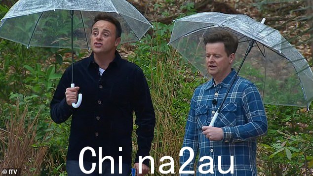 哦,亲爱的:蚂蚁告诉她:'我的意思是它有一段时间有点毛茸茸,不是吗?有很多 F-bombs'
