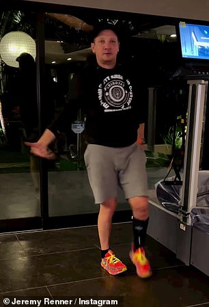 努力工作:'身体是奇迹,'他继续说道。 “尽管我感觉自己像个铁皮人,我所有的新关节(臀部、膝盖、脚踝、胫骨等)都需要油。”热身后鼓励按下(不要告诉我的 PT)'