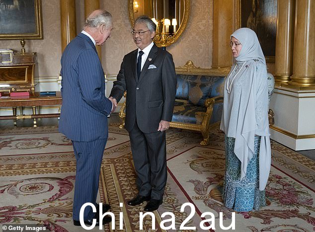 国王查尔斯去年 10 月在白金汉宫向 Yang Di-Pertuan Agong XVI 和 Raja Permaisuri Agong 表示欢迎