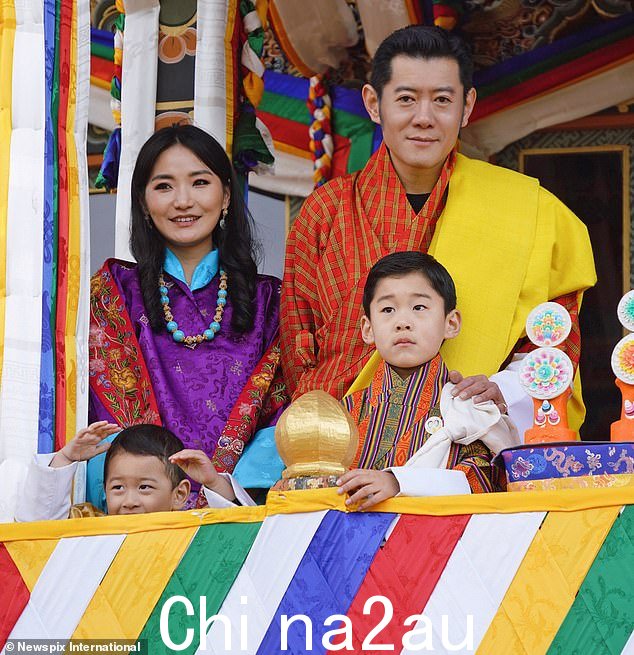 King Jigme Khesar Namgyel Wangchuck 和 Queen Jetsun Pema 与他们的两个孩子合照