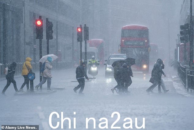 行人在加冕典礼前一天在威斯敏斯特遭遇倾盆大雨