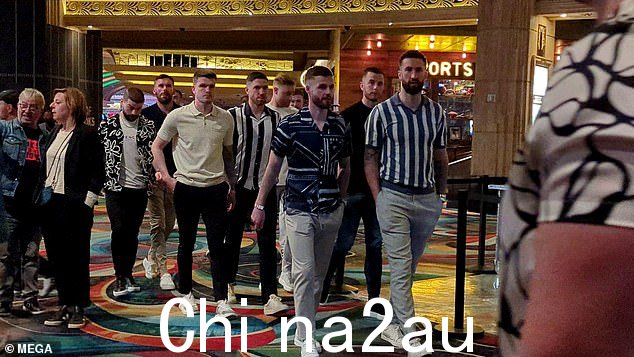 球员们前往晚餐,开始庆祝之夜(从左到右:Elliot Lee、Ben Foster、Liam McAlinden、Ben Tozer、Rob Lainton、Antony Forde、Harry Lennon 和 Ollie Palmer)