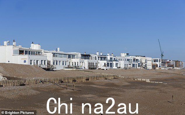 东萨塞克斯郡霍夫价值 400 万英镑的海滨住宅(如图)正面临海岸侵蚀的风险