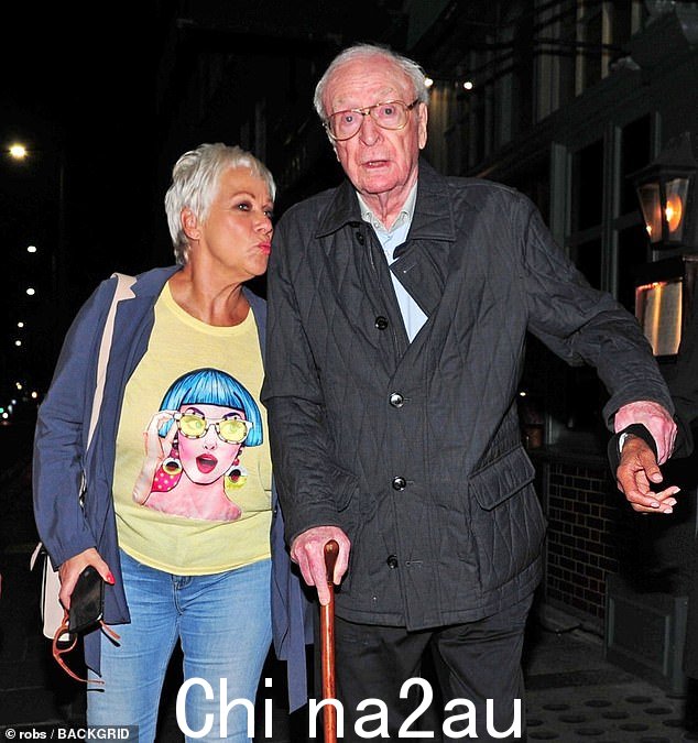 关于她与迈克尔的友谊,她说:'我们尽可能经常见到他们,我崇拜他 - 这是我在世界上最喜欢的镜头,因为我感觉很酷!'