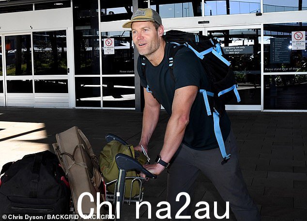 Chris 在 7 月份转到第七频道之前正在第十频道做园艺休假