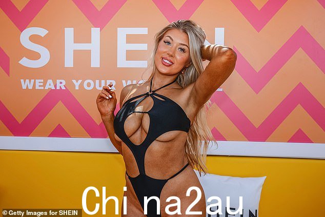 Racy:Eve Gale 也出席了,她穿上了一件性感的黑色镂空泳衣