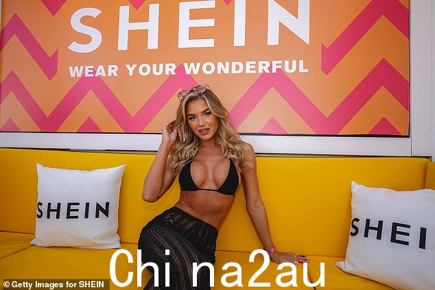 时尚达人:模特穿着一件带有钻石装饰的轻薄黑色比基尼 - 并在一条透明喇叭裤中留下了一点想象力