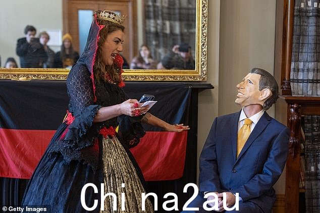 索普女士与一名身穿海军服、头戴塑料国王查尔斯面具的男子就“主权、条约和共和国”进行对话