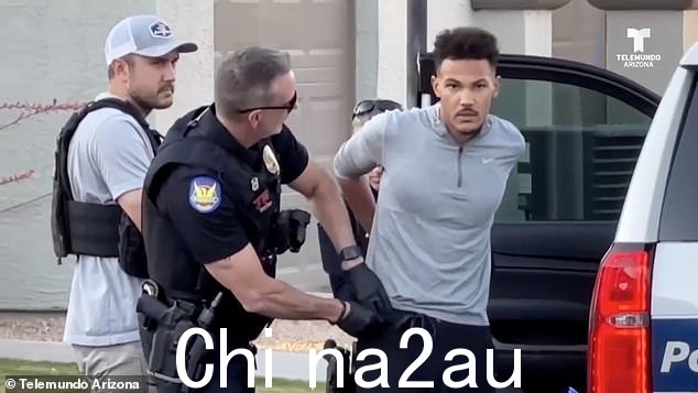 亚利桑那州 Telemundo 拍摄的视频显示,当 Teasley 被放在警车内时,警官给他铐上了手铐