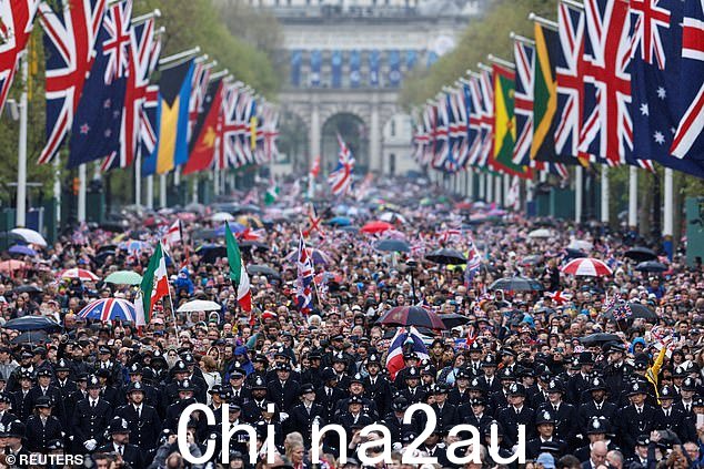 购物中心满是来自众多国家的旗帜,因为世界欢迎查尔斯国王