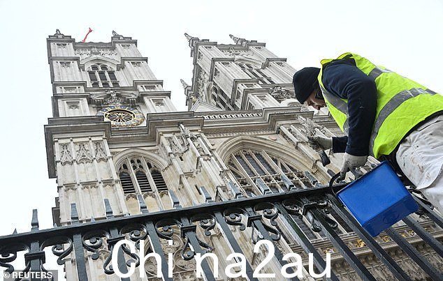 英国正忙于为这一历史性时刻做准备 - 一名工人(如图)正在为威斯敏斯特大教堂的栏杆刷漆,让它们在这个重要的日子看起来焕然一新