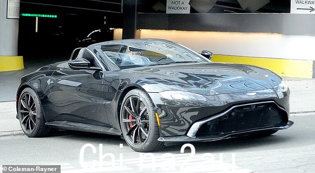 他还拥有一辆价值 145,172 美元的 Aston Martin Vantage V8 Roadster,有人看到他开着它兜风。图为今年早些时候的豪车