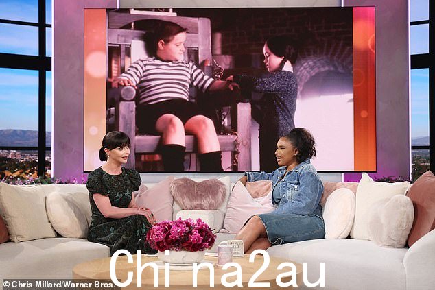 '痴迷':关于她在《亚当斯一家》中饰演的星期三角色,克里斯蒂娜表示弗雷迪“痴迷于我的角色有多顽皮”
