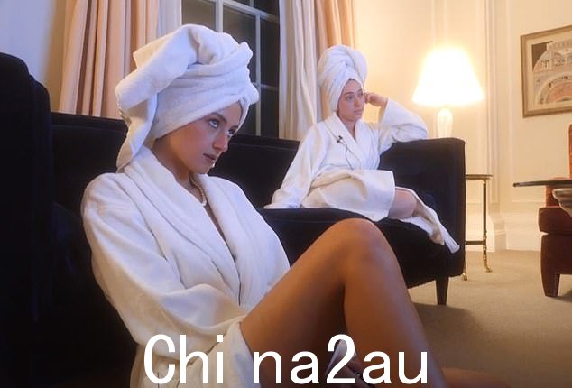 威尔士王妃戴安娜发现自己在洛杉矶与一位亿万富翁电影制片人展开了一场旋风般的浪漫,并受到了这个星球上最有资格的人的追求