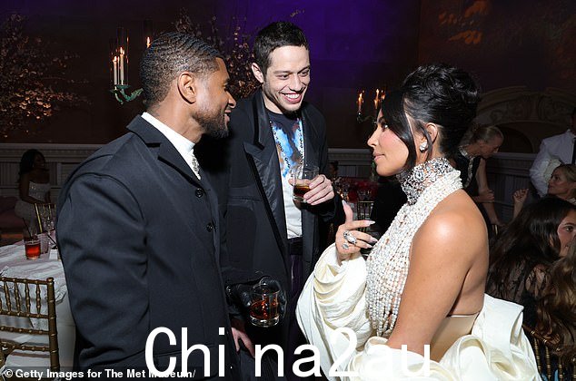 追赶:这位明星还被看到在 Met Gala 上与她的前男友皮特戴维森和好朋友亚瑟聊天。