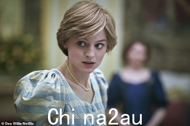 Slammed:Judi 受邀参加加冕典礼是在她指责 Netflix 热播的 The Crown 对王室成员“残忍不公”之后。图为:艾玛·科林在节目中饰演戴安娜王妃Netflix 热播 The Crown of being 'crulyly unjust' to the Royal Family。图为:Emma Corrin 在节目中饰演戴安娜王妃</p><p class=
