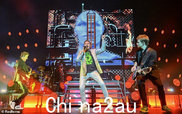 Showtime:Duran Duran 周五在伯明翰的 Utilita Arena 进行了未来巡回演出,这支著名的电子流行摇滚乐队让歌迷为之疯狂