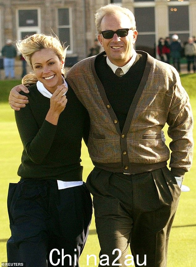 Baumgartner 第一次见到 Costner 是在 20 世纪 90 年代初期,当时他正在为自己的角色做准备作为在喜剧《锡杯》中,过气的高尔夫球手靠练习场谋生。图为:这位明星在 2002 年苏格兰登喜路林克斯锦标赛的练习赛中与妻子一起散步