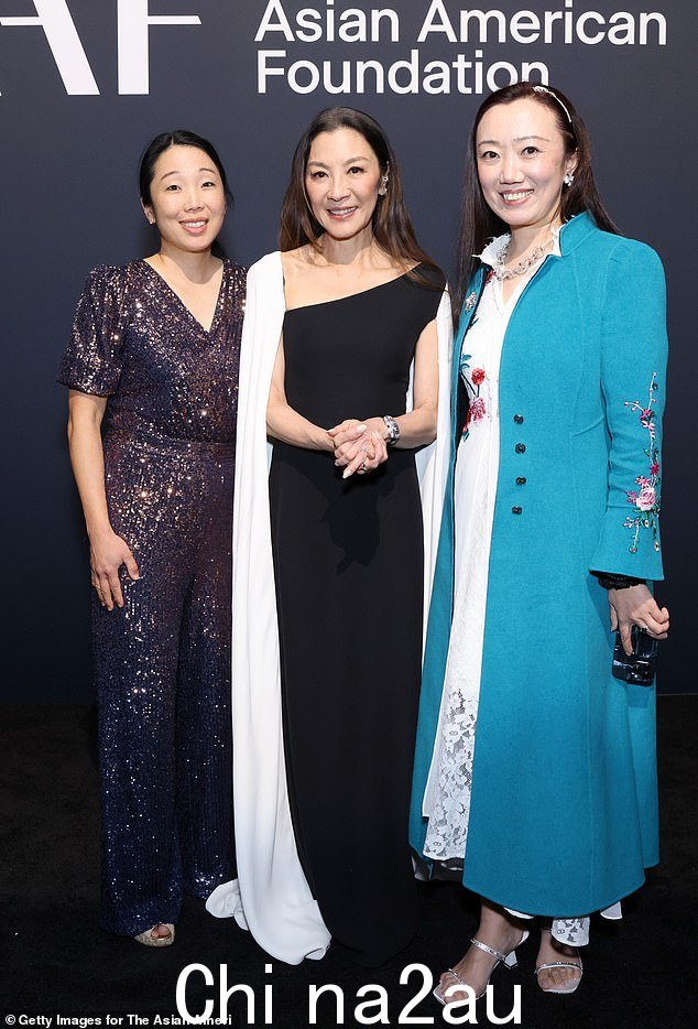 (L-R) 女演员 Stephanie Hsu、Yeoh 和 Lucy Yang 出席在 The Glasshouse 举行的 TAAF Heritage Heroes 颁奖晚宴