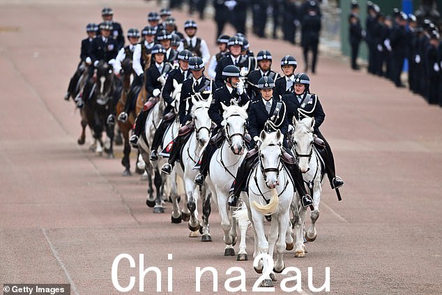 骑警在加冕典礼前沿着购物中心前进