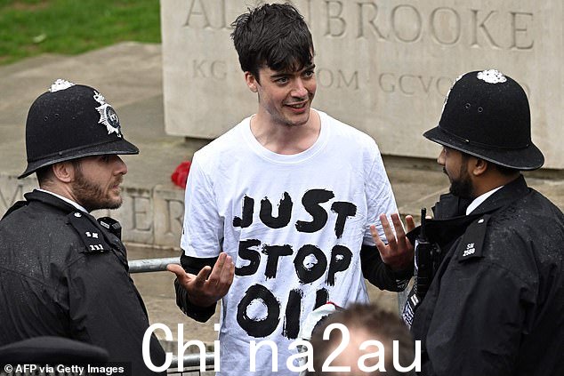 另一个 Just Stop Oil 抗议者与警察交谈